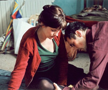 Najważniejszą rolą w filmografii Kerry Fox pozostaje nagrodzona w Berlinie kreacja w filnie "Intymność". Film Patrice'a Chereau był historią erotycznego związku nieznajomych: kobiety i mężczyzny, którzy regularnie spotykają się w obskurnym domu tego ostatniego wyłącznie po to, by uprawiać seks. 

Krytyka od razu ogłosiła film nowym "Ostatnim tangiem w Paryżu", dostrzegając narracyjne podobieństwo "Intymności" z głośnym w latach 70. obrazem Bernardo Bertolucciego. Różnica między tymi obrazami jest jednak dość oczywista: Marlon Brando i Maria Schneider tylko "grali", gwiazdy "Intymności" - Mark Rylance i Kerry Fox - seks przed kamerą uprawiali naprawdę. W recenzjach filmu Chereau tym, co najbardziej emocjonowało krytyków (głównie amerykańskich) nie była próba opisania przez francuskiego twórcę kondycji współczesnego człowieka, tylko scena, w której Kerry Fox robi Rylance'owi fellatio.