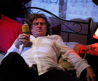 Najważniejsze to starać się być naturalnym i nie puszyć się - mówi Zbigniew Wodecki o swoim epizodzie w serialu "Świat według Kiepskich". - To kultowy serial - dodaje muzyk, który zagrał samego siebie.

 