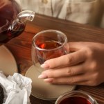 Najważniejsze zasady parzenia herbaty. Czym różni się przygotowanie zielonej od czarnej?