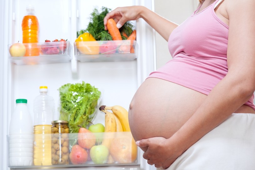 Najważniejszym spośród czynników środowiskowych, które mogą determinować zdrowie naszego dziecka w przyszłości, jest żywienie - zarówno matki w okresie ciąży i karmienia piersią, jak i dziecka w pierwszych 2-3 latach jego życia /123RF/PICSEL