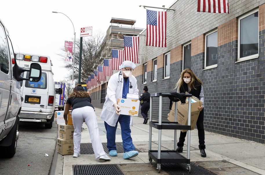 Najwięcej chorych z SARS-Cov-2 zmarło w USA w stanie Nowy Jork. Na poniedziałek wieczór czasu miejscowego odnotowano tu ponad 1,2 tys. zgonów /JUSTIN LANE /PAP/EPA