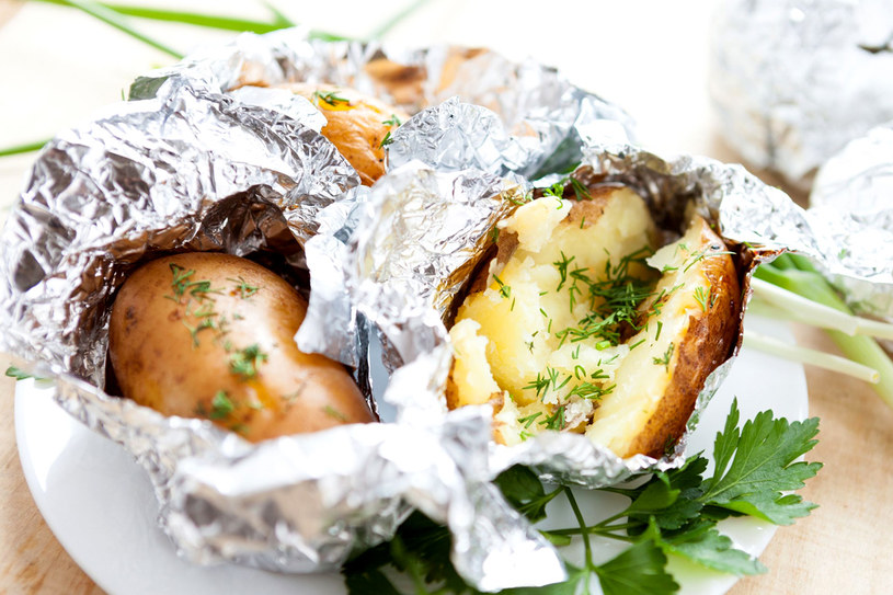 Najwięcej dobroczynnej skrobi mają ziemniaki pieczone w folii lub gotowane /123RF/PICSEL