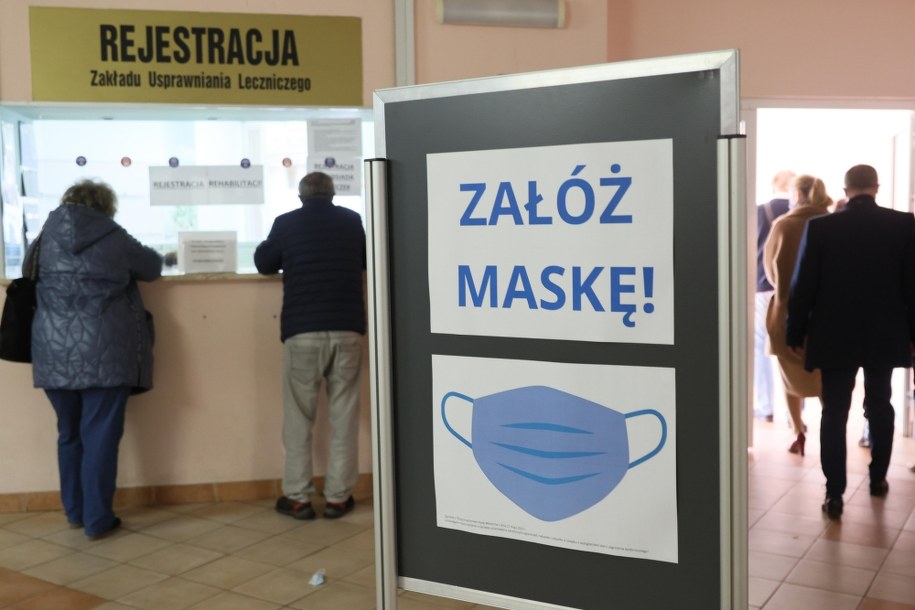 Najwięcej od kwietnia - prawie tysiąc zakażeń koronawirusem dziennie - rejestrowano w poprzednim tygodniu w Polsce / 	Leszek Szymański    /PAP