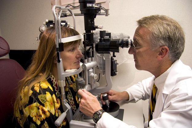 Najwięcej osób odwołuje leczenie u okulisty /East News