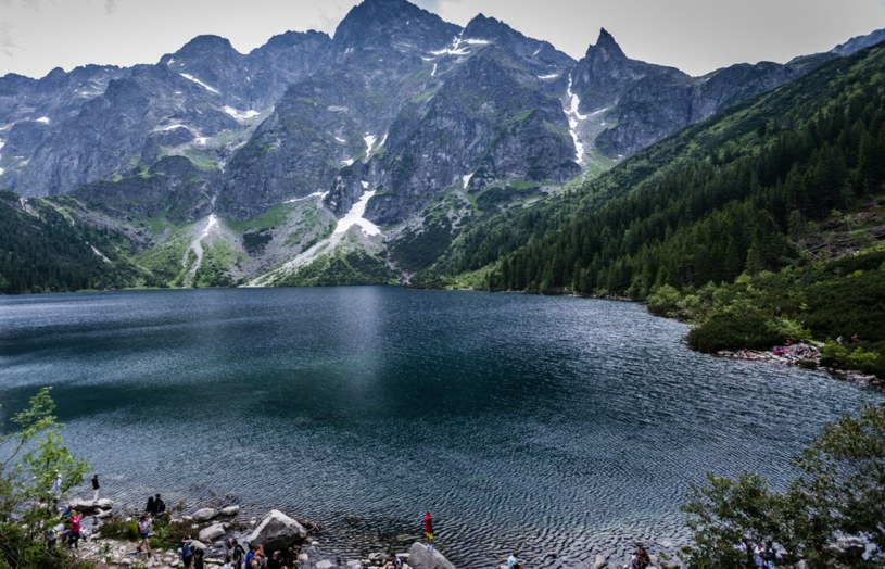 Najwięcej turystów można spotkać w Tatrach nad Morskim Okiem. Jakie są alternatywy dla tego miejsca? /Grzegorz Ksel /Reporter