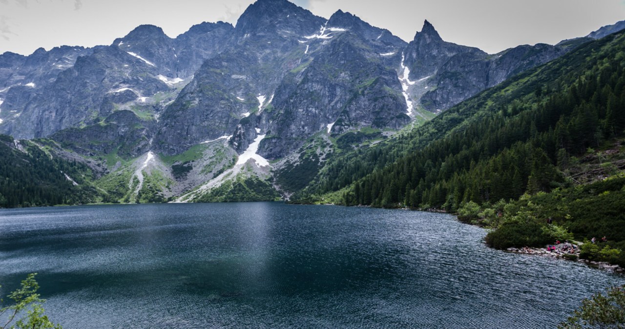 Najwięcej turystów można spotkać w Tatrach nad Morskim Okiem. Jakie są alternatywy dla tego miejsca? /Grzegorz Ksel /Reporter