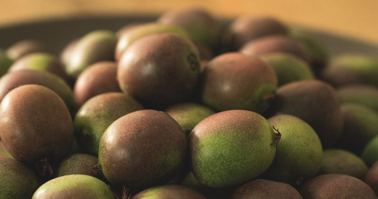 Najwięcej witamin jest w surowych owocach, które należy jeść razem ze skórą. /Caroline Anderson /Canva Pro