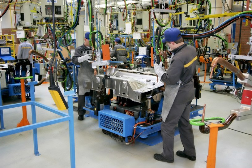 Najwięksi niemieccy producenci samochodów planują zwolnić kilkadziesiąt tysięcy pracowników /123RF/PICSEL