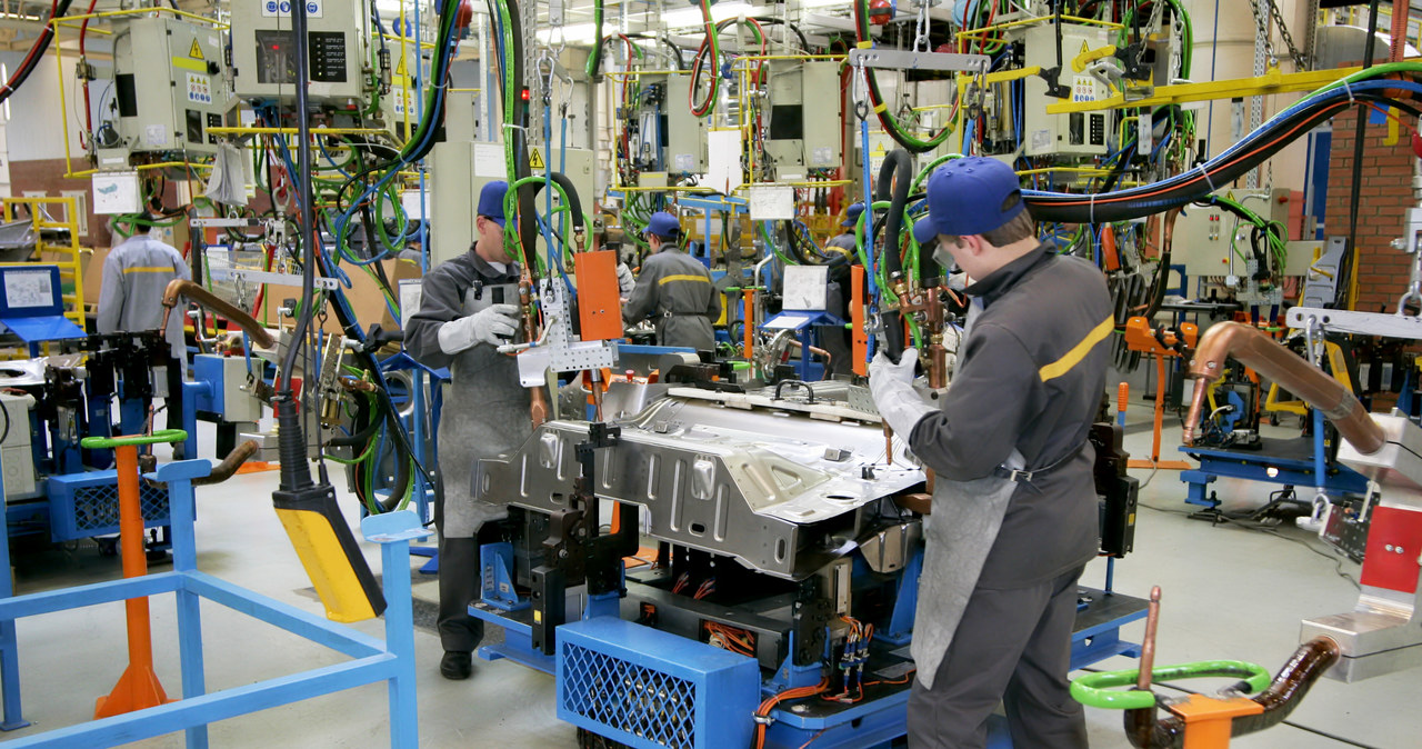 Najwięksi niemieccy producenci samochodów planują zwolnić kilkadziesiąt tysięcy pracowników /123RF/PICSEL