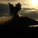 Największa erupcja wulkanu od lat. Słup pyłu ma wysokość 3 kilometrów