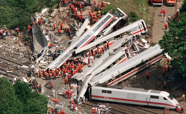 Największa katastrofa kolejowa Niemiec. Był "huk i chmura kurzu", po której zapadła cisza