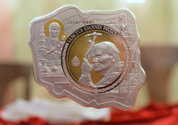 Największa na świecie, trzykilowa monetę z wizerunkiem papieża Jana Pawła II /Jacek Bednarczyk /PAP