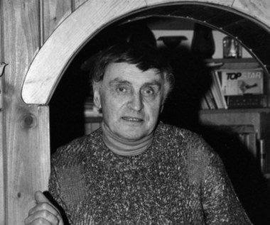 Największą popularność i uznanie przyniosła Mularczykowi współpraca z Sylwestrem Chęcińskim przy trylogii o losach Karguli i Pawlaków: "Sami swoi", "Nie ma mocnych" i "Kochaj albo rzuć". Postać Pawlaka wzorowana była na osobie stryja scenarzysty.

"Film powstaje trzy razy: raz w wyobraźni scenarzysty, drugi raz w wyobraźni reżysera, a potem na planie - za każdym razem coraz bardziej oddalając się od autora. Nigdy nie jest tak, jakby się chciało. Jedynie przy 'Samych swoich' nie spotkała mnie jakakolwiek ingerencja w scenariusz - oczywiście oprócz tej, której żądała cenzura" - Mularczyk wspominał w 2010 roku w rozmowie z Donatą Subbotko ("Gazeta Wyborcza").

Scenarzysta niezbyt wysoko cenił jednak kolejne filmy serii. "Sprawdziła się teoria, której wtedy jeszcze nie znałem, że każdy sequel musi być gorszy niż pierwszy film (….) Trzecia część sprawdziła się zgodnie z prawem postsequelu, tzn. że jest jeszcze gorszy od sequelu" - mówił w wywiadzie dla "Dużego Formatu".

 