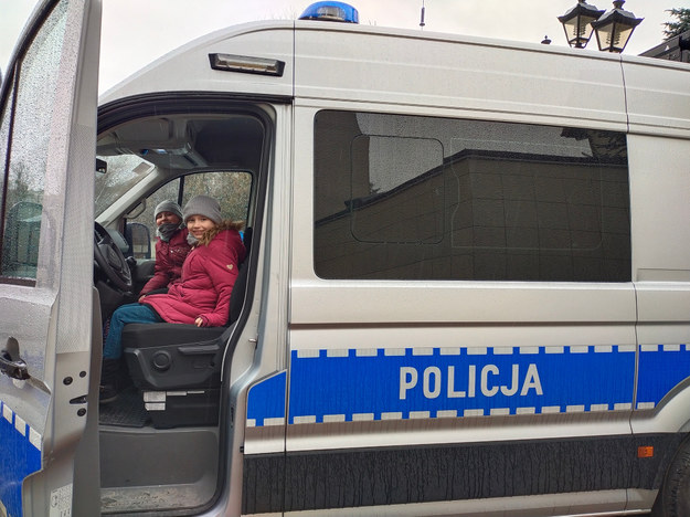 Największą radość dziewczynkom sprawiła możliwość zobaczenia sprzętu policyjnego, w tym radiowozów /KPP Piaseczno /