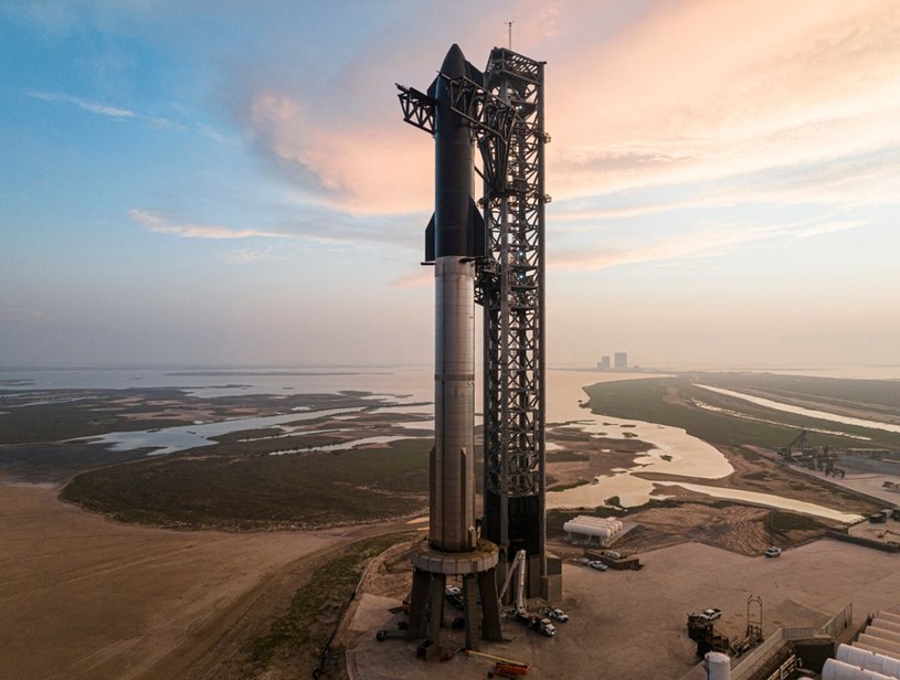 Największa rakieta świata firmy Space X na stanowisko startowym /East News