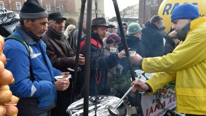 Największa taka wigilia w Polsce. Na krakowskim rynku spotkali się bezdomni i potrzebujący