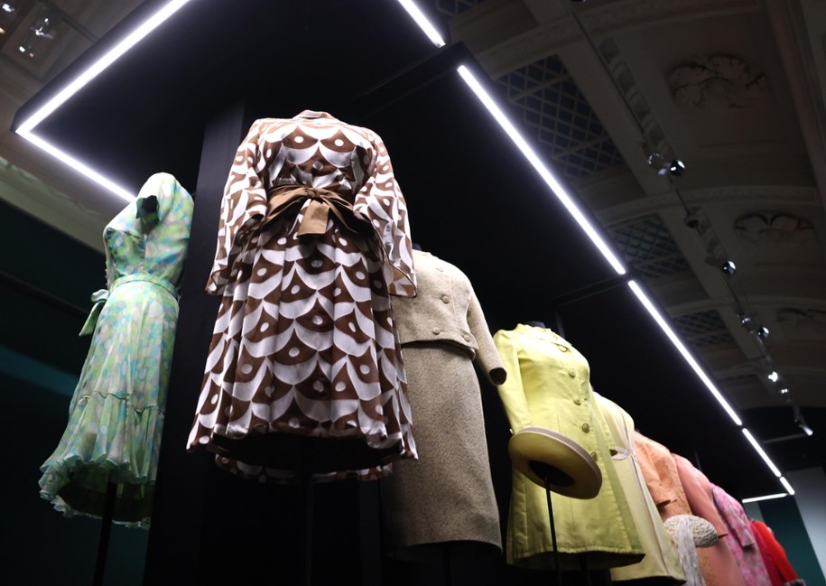 Największa wystawa mody królowej Elżbiety II otwarta w Pałacu Buckingham /EPA/NEIL HALL /PAP