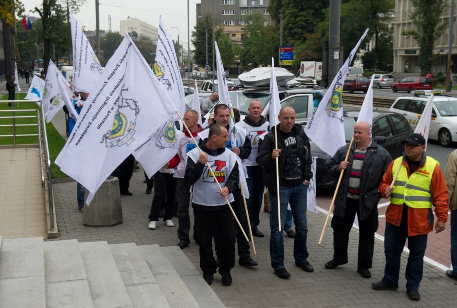 Największe centrale związkowe zorganizowały kilka jednoczesnych demonstracji przed siedzibami ministerstw /Grzegorz Michałowski /PAP