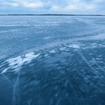 Największe jezioro w Polsce jest całe w pęknięciach. Ratownicy ostrzegają