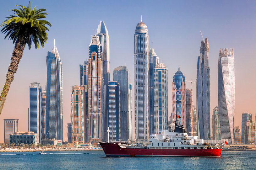 Największe miasto Zjednoczonych Emiratów Arabskich czeka na turystów. /123RF/PICSEL