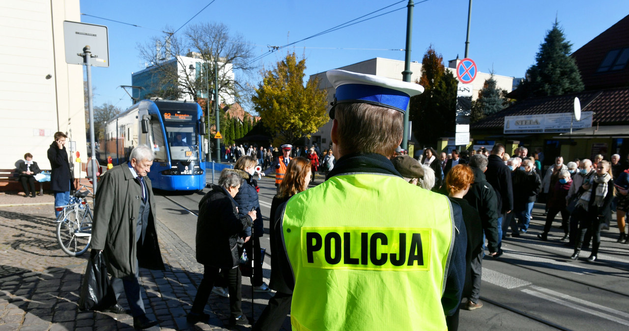 Największe polskie miasta szykują zmiany w komunikacji w rejonie cmenatrzy w związku z Dniem Wszystkich Świętych /Artur Barbarowski /East News