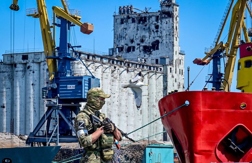 Największe przeładunki zbóż odbywały się w Mariupolu nad Morzem Azowskim. Nz. Rosyjski żołnierz patroluje teren portu morskiego w mieście Mariupol, 12 czerwca 2022 r. /Jurij Kadobnov /AFP