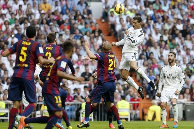 Największe szanse na zdobycie Złotej Piłki ma Cristiano Ronaldo. Na zdjęciu: Portugalczyk podczas sobotniego pojedynku Realu Madryt z Barceloną /JUAN CARLOS HIDALGO    /PAP/EPA