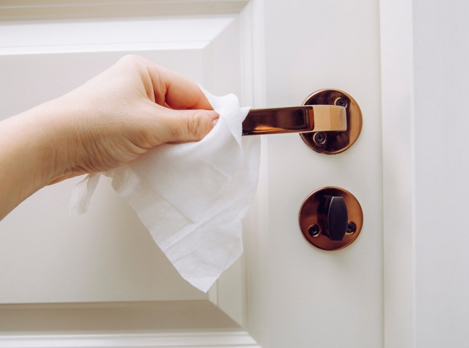 Największe zagrożenie w publicznej toalecie czai się na klamkach, kranach i... twoim smartfonie /Shutterstock