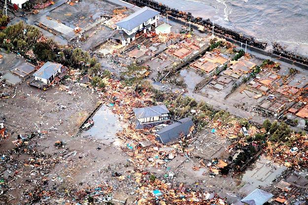 Największe zniszczenia spowodowało nie trzęsienie a fala tsunami /PAP/EPA