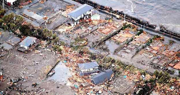 Największe zniszczenia spowodowało nie trzęsienie a fala tsunami /PAP/EPA