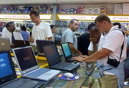 Największi producenci mogą zredukować sprzedaż sprzętu komputerowaego /AFP