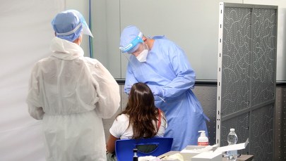 Największy dobowy wzrost zakażeń koronawirusem. Ponad 900 nowych zachorowań [NOWE DANE]
