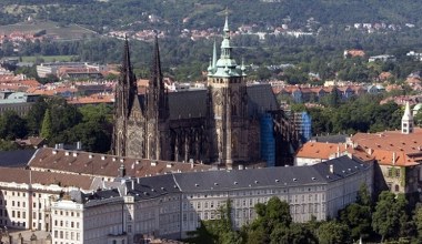 Największy kompleks zamkowy na świecie. Wewnątrz zmieściła się katedra