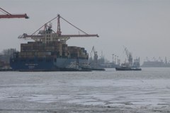 Największy kontenerowiec w historii wpłynął do portu w Gdyni 