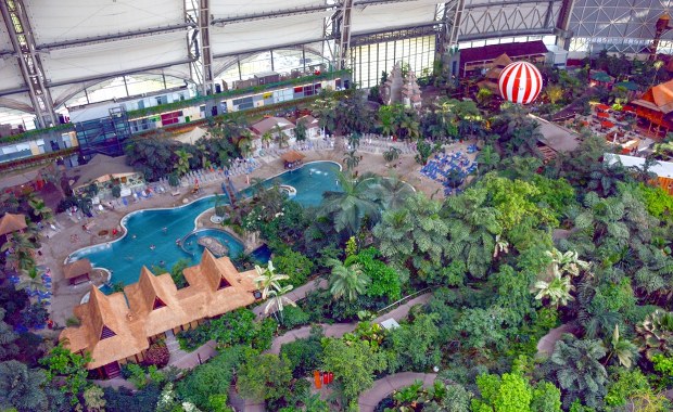 Największy kryty park wodny świata. Egzotyczna dżungla tuż za polską granicą 