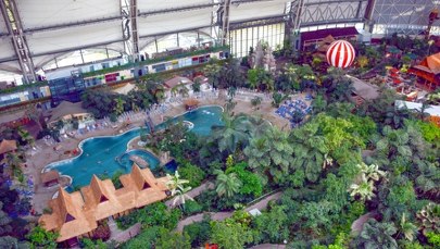 Największy kryty park wodny świata. Egzotyczna dżungla tuż za polską granicą 
