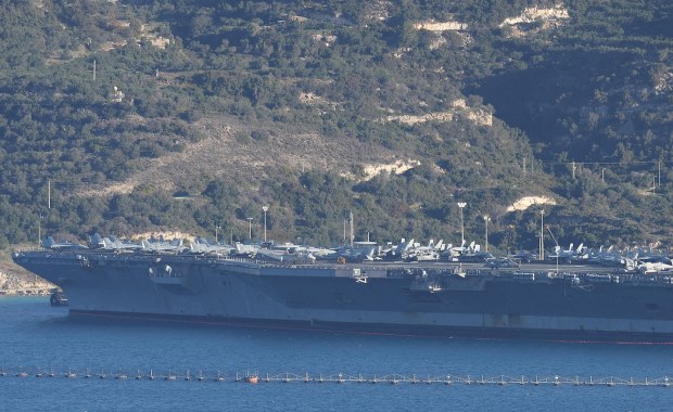 Największy na świecie lotniskowiec zawinął na Kretę. To istna morska forteca 