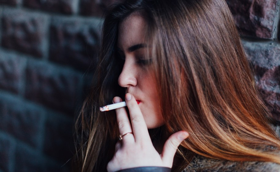 Palenie może pogłębiać depresję u nastolatków? Nowe ustalenia naukowców
