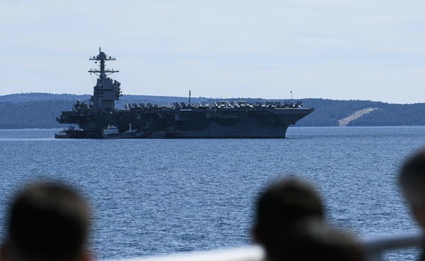 Największy okręt wojenny świata ponownie gotów do ataków na Iran