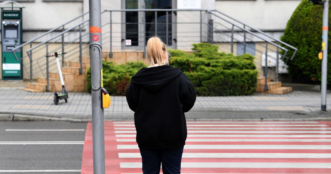 Największy problem budzi "wchodzenie na pasy". Ta piesza na przejście nie wchodzi, więc nie ma pierwszeństwa. Nie wolno jej również wejść wprost pod nadjeżdżający samochód /Darek Delmanowicz /PAP