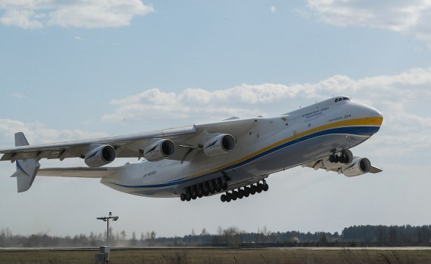 Największy samolot świata przywiezie do Polski z Chin ładunek środków ochronnych 