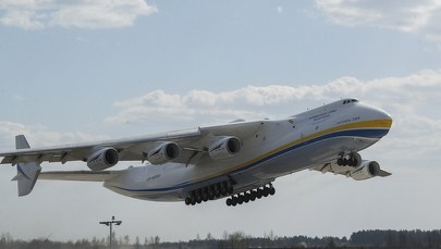 Największy samolot świata przywiezie do Polski z Chin ładunek środków ochronnych 