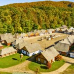 Największy skansen w Polsce. Znajdziesz tu ponad 150 zabytkowych obiektów