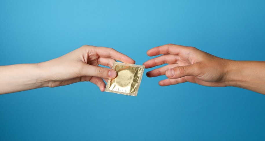 Największy światowy producent prezerwatyw podnosi ceny; wszystko przez wojnę na Bliskim Wschodzie i blokadę cieśniny Ormuz /Shutterstock