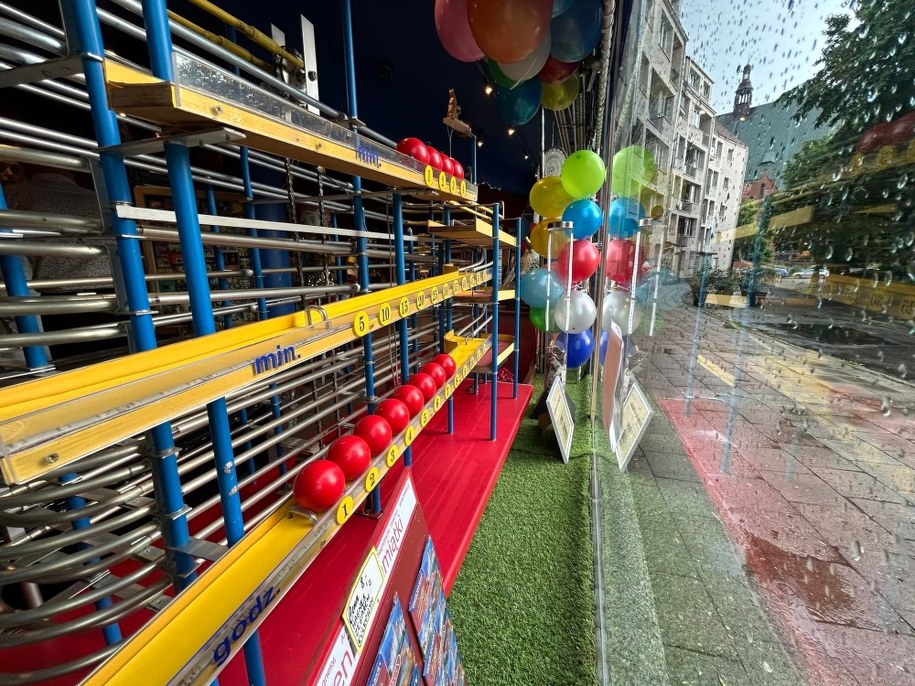 Największy w Polsce zegar kulkowy przeszedł naprawę po zniszczeniu przez wandali. /Aneta Łuczkowska /RMF FM - reporter