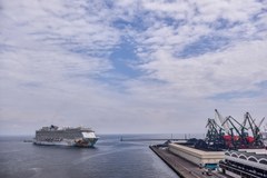 Największy wycieczkowiec świata wpłynął do portu w Gdyni