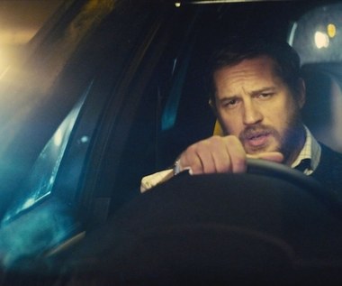 Największym aktorskim wyzwaniem w dotychczasowej filmografii Toma Hardy'ego byłą z pewnością rolą w kameralnym dramacie Steve'a Knighta "Locke", w którym wcielił się w postać tytułowego budowlańca - Ivana Locke'a.

Niezwykłość projektu polegała na tym, że Hardy jest jedynym aktorem tego filmu a cała akcja rozgrywa się wewnątrz samochodu, którym bohater jedzie z Birmingham do Londynu.

- Tom, jak tylko znajdzie się w oku kamery, zaraz przyciąga uwagę - mówił Knight. - Jego złożoność reakcji i emocji jest genialna. Panuje nad tym, jeżeli trzeba i wyzwala, jeżeli trzeba - dodawał reżyser, który napisał "Locke'a" specjalnie dla Hardy'ego.

