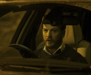 Największym aktorskim wyzwaniem w dotychczasowej filmografii Toma Hardy'ego byłą z pewnością rolą w kameralnym dramacie Steve'a Knighta "Locke", w którym wcielił się w postać tytułowego budowlańca - Ivana Locke'a. Niezwykłość projektu polegała na tym, że Hardy jest jedynym aktorem tego filmu a cała akcja rozgrywa się wewnątrz samochodu, którym bohater jedzie z Birmingham do Londynu. 

"Tom, jak tylko znajdzie się w oku kamery, zaraz przyciąga uwagę" - mówił Knight. "Jego złożoność reakcji i emocji jest genialna. Panuje nad tym, jeżeli trzeba i wyzwala, jeżeli trzeba" - dodawał reżyser, który napisał "Locke'a" specjalnie dla Hardy'ego.