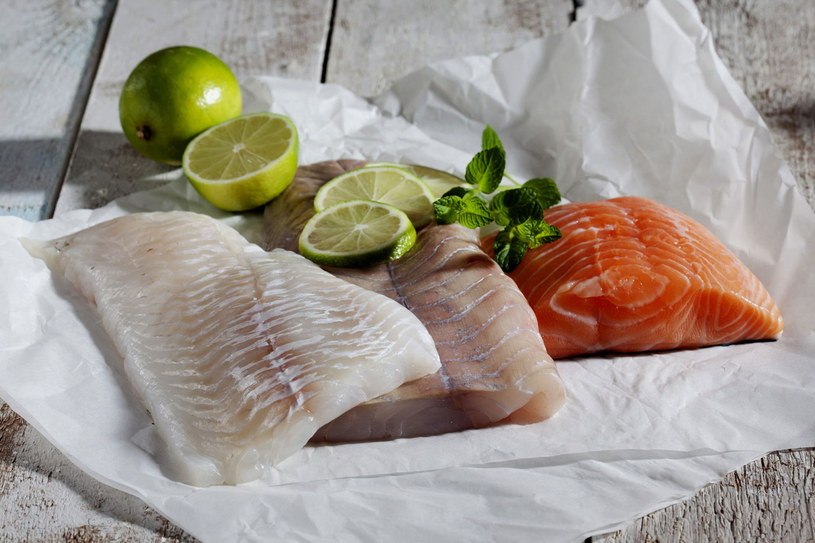 Największym grzechem, jaki popełniamy, przyrządzając dania z ryb, jest ich smażenie. Najlepsze dla ryby jest pieczenie lub gotowanie na parze /123RF/PICSEL