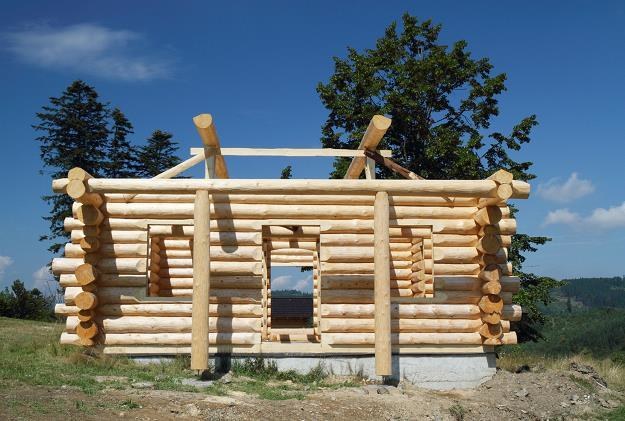 Największym wydatkiem stają się domy z drewnianych bali. /Kalkulatory budowlane